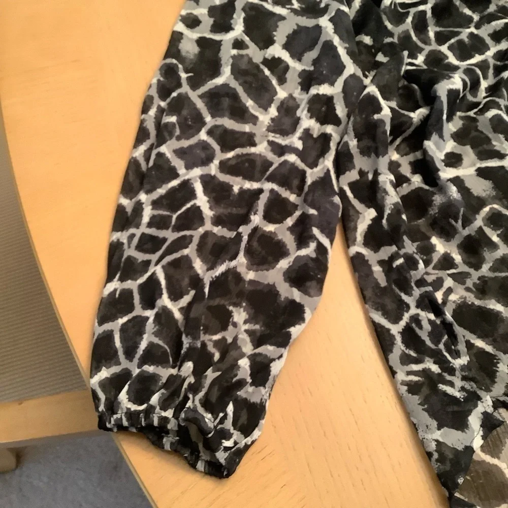 BEAUTIFUL NWT 22/24 BLACK AND GRAY ANIMAL PRINT BLOUSE WITH RUFFLE FRONT - Picture 4 of 7